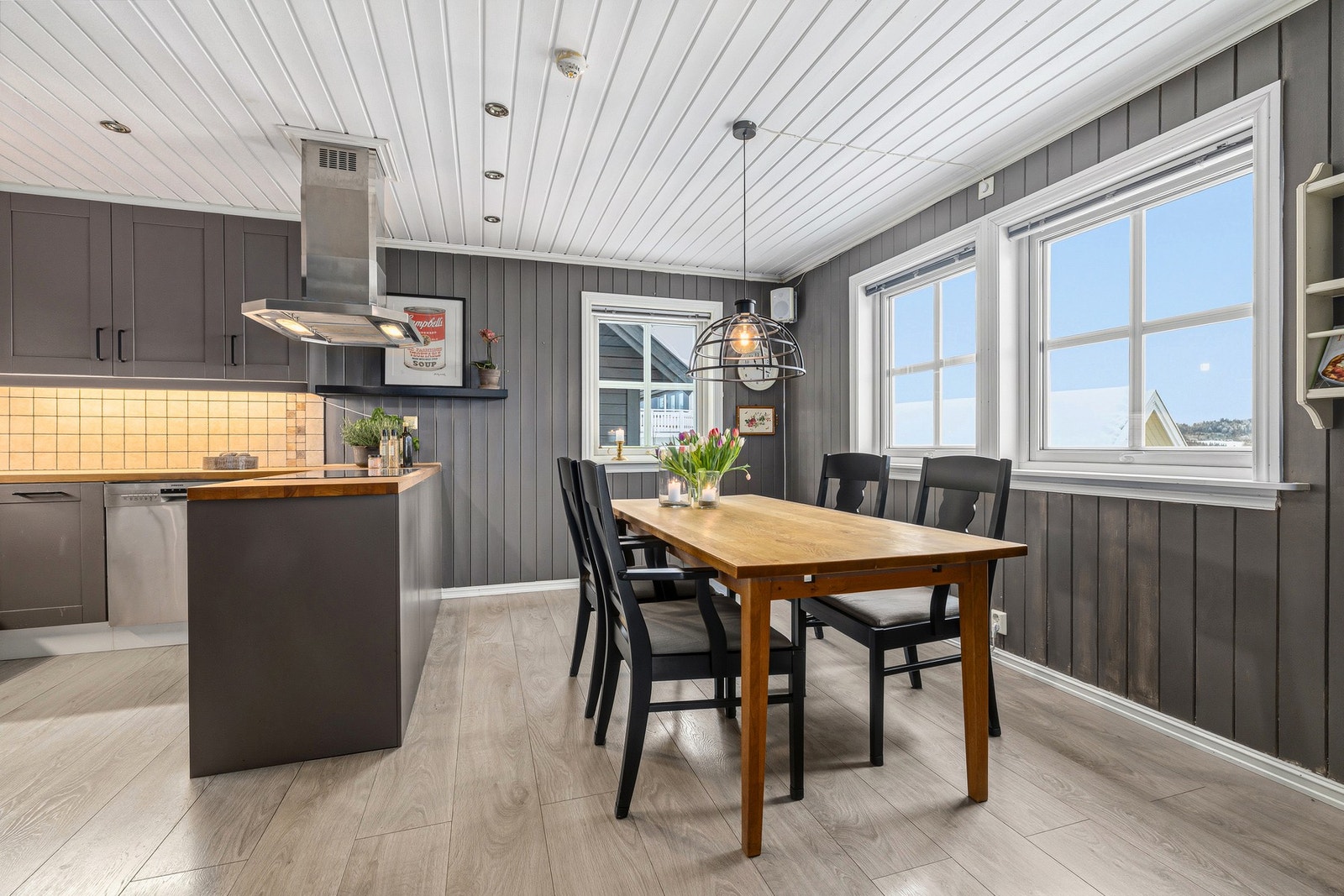 Trivelig oppholdsrom med god plass til spisebord, perfekt for hyggelige sammenkomster. Galleribilde