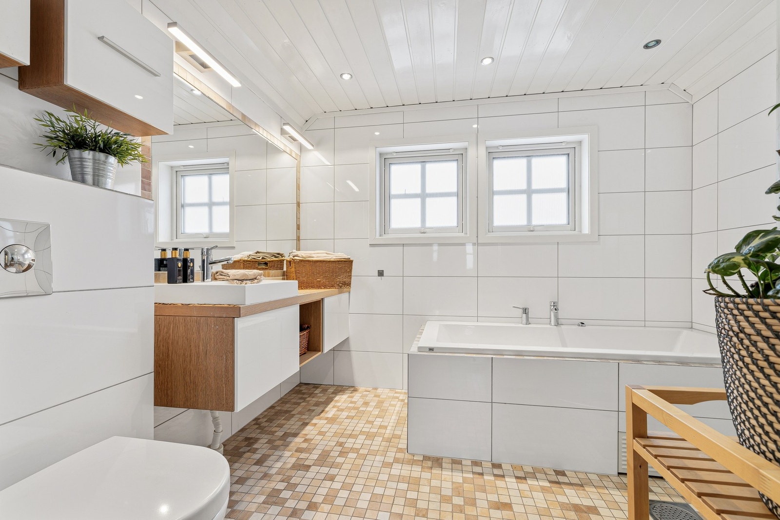 Badet i 2 etasje har tidløse flislagte vegger. Taket har panel. Det er innfelte downlights i
taket.
Gulvet er flislagt. Rommet har elektriske varmekabler. Galleribilde