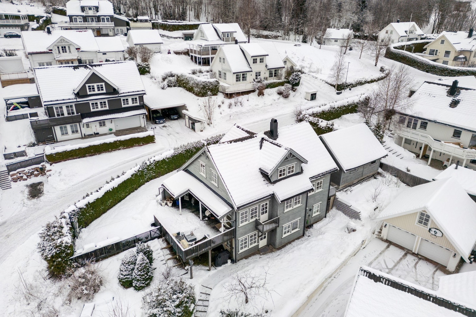 Utleiedel med egen inngang og adskilt fra hoveddelen. Utleiedel bestående av stue/kjøkken, soverom, bad og vaskerom. Galleribilde