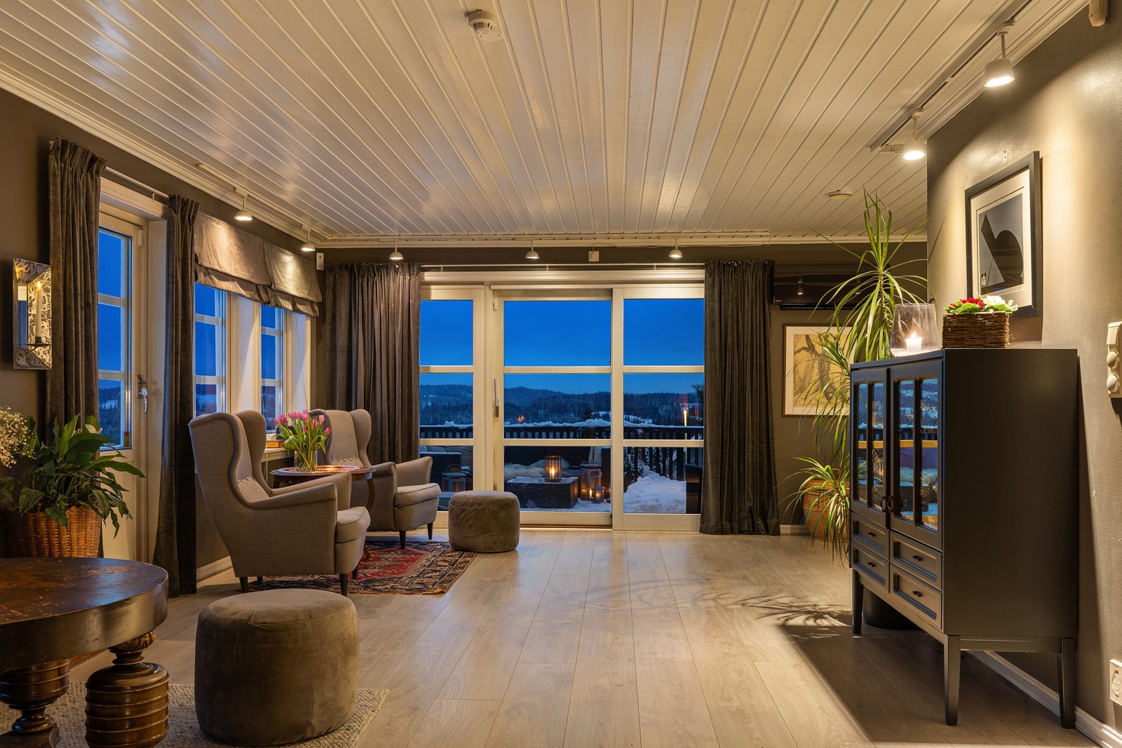 Dette er et sosialt og barnevennlig oppholdsrom med god plass til familien. Galleribilde