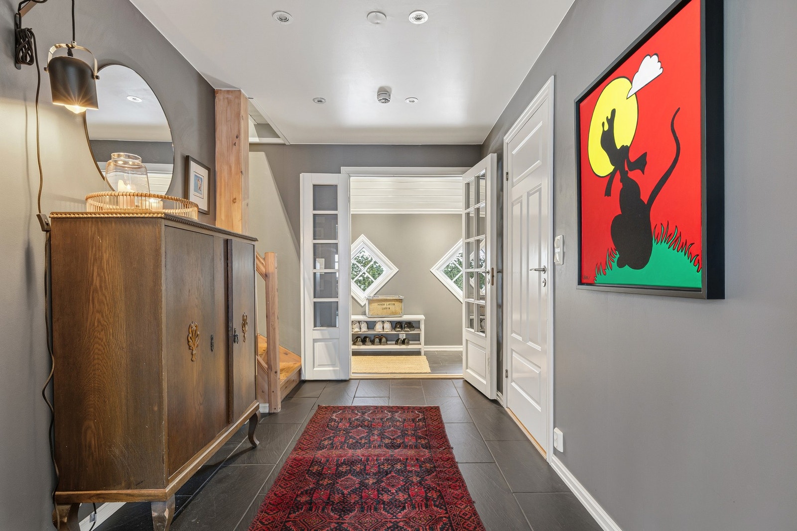 Eneboligen har totalt 6 soverom hvor hoveddelen har 4 og utleiedelen har 2. Galleribilde