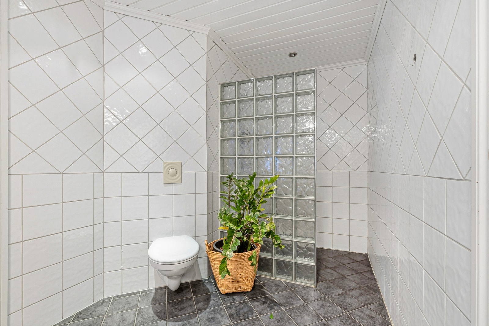 Badet i 1.etasje har vannbåren gulvvarme. Også vaskerom og yttergang har vannbåren varme, med egen termostat. Galleribilde