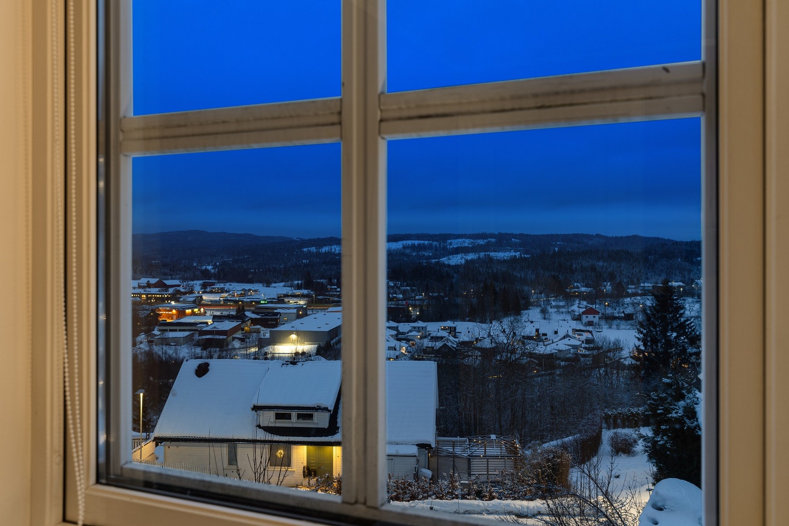 Stueavdeling med fine solforhold og utsyn mot nærområdet. Galleribilde