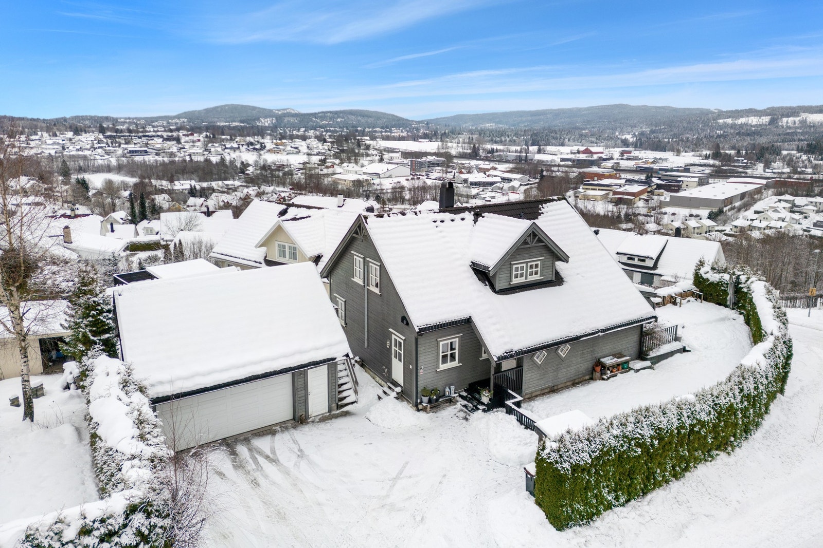 Boligen har en meget god intern beliggenhet på et høydedrag med særdeles bra utsikt- og solforhold. Galleribilde