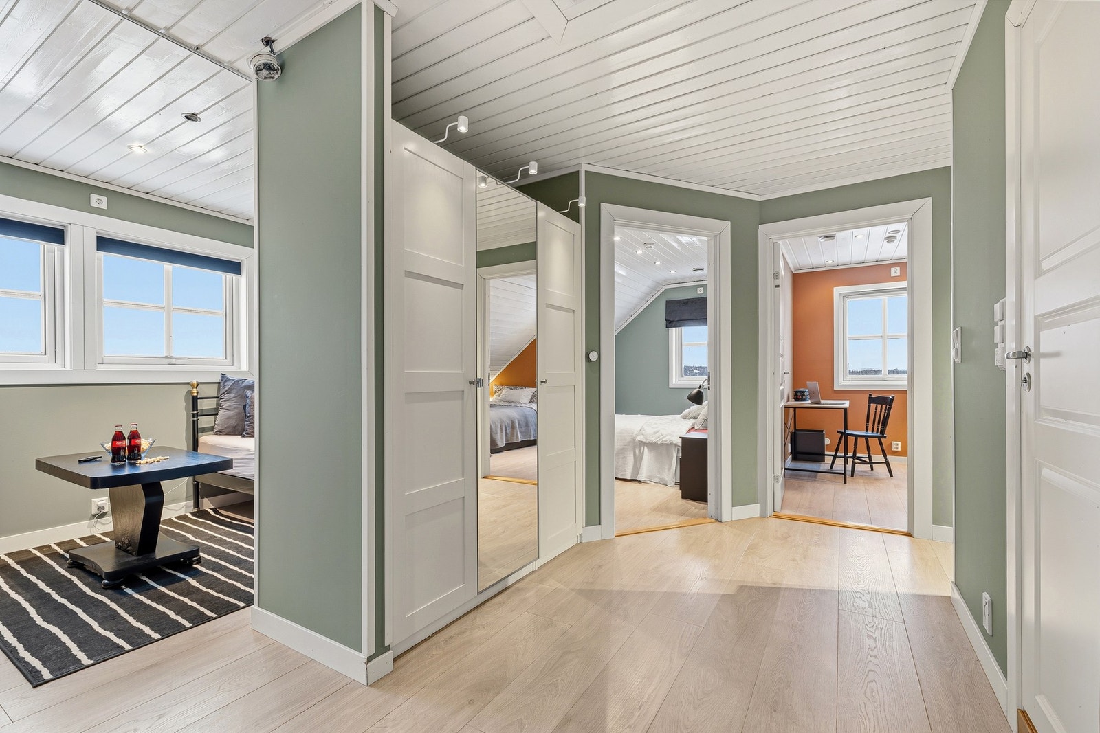 Fra gang/trapperom er det åpen tilgang til et gjesterom/tv-stue. Galleribilde