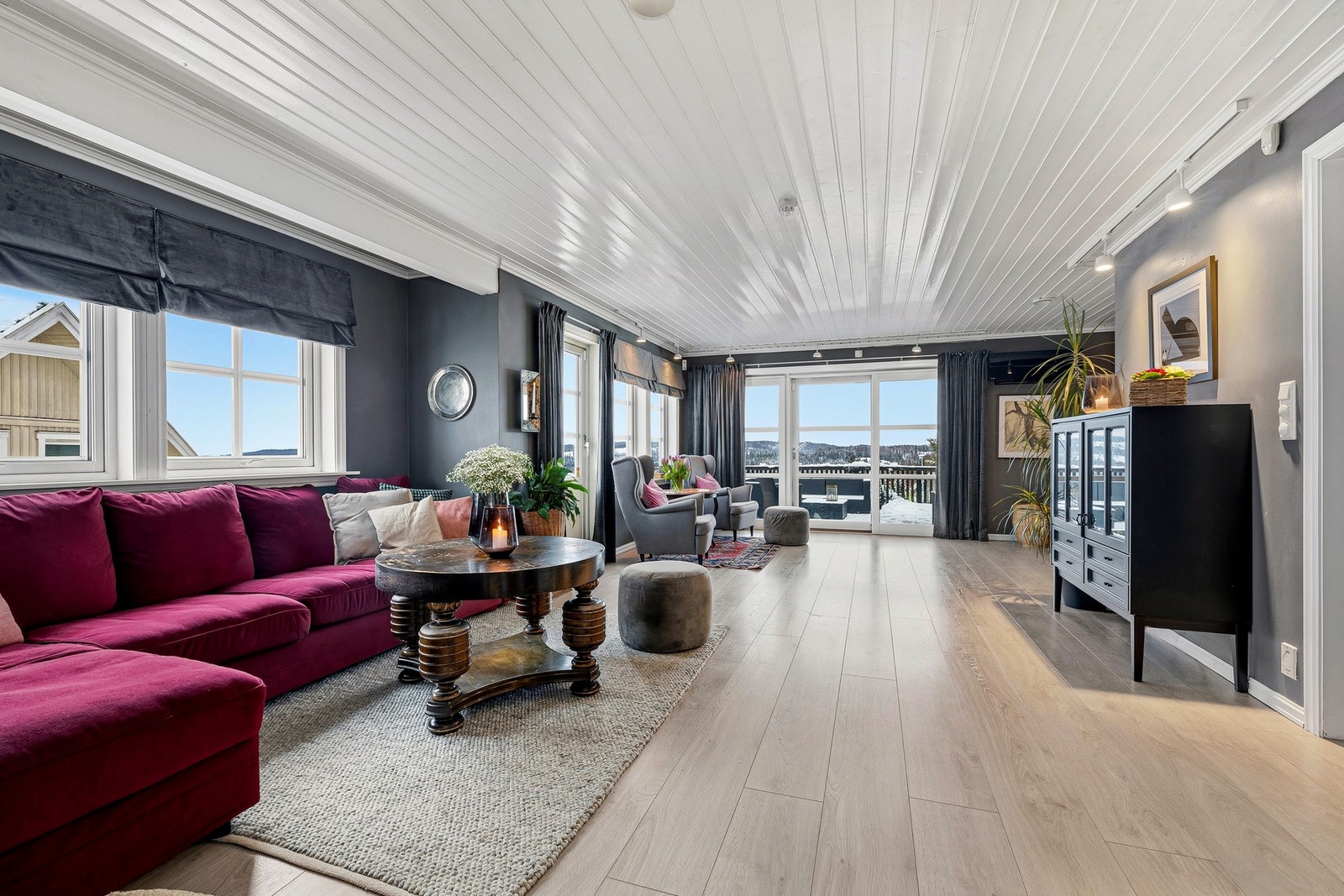 Stuen har en luftig romfølelse og en planløsning som gir naturlige soner for ulike møbleringsløsninger. Galleribilde