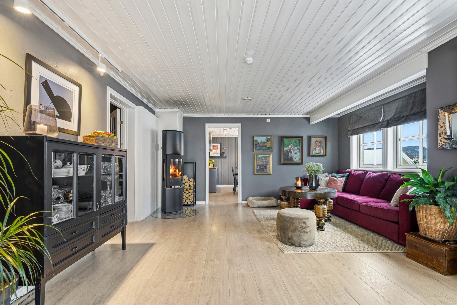 Lys og romslig stuedel med store vindusflater som slipper inn rikelig med dagslys. Galleribilde