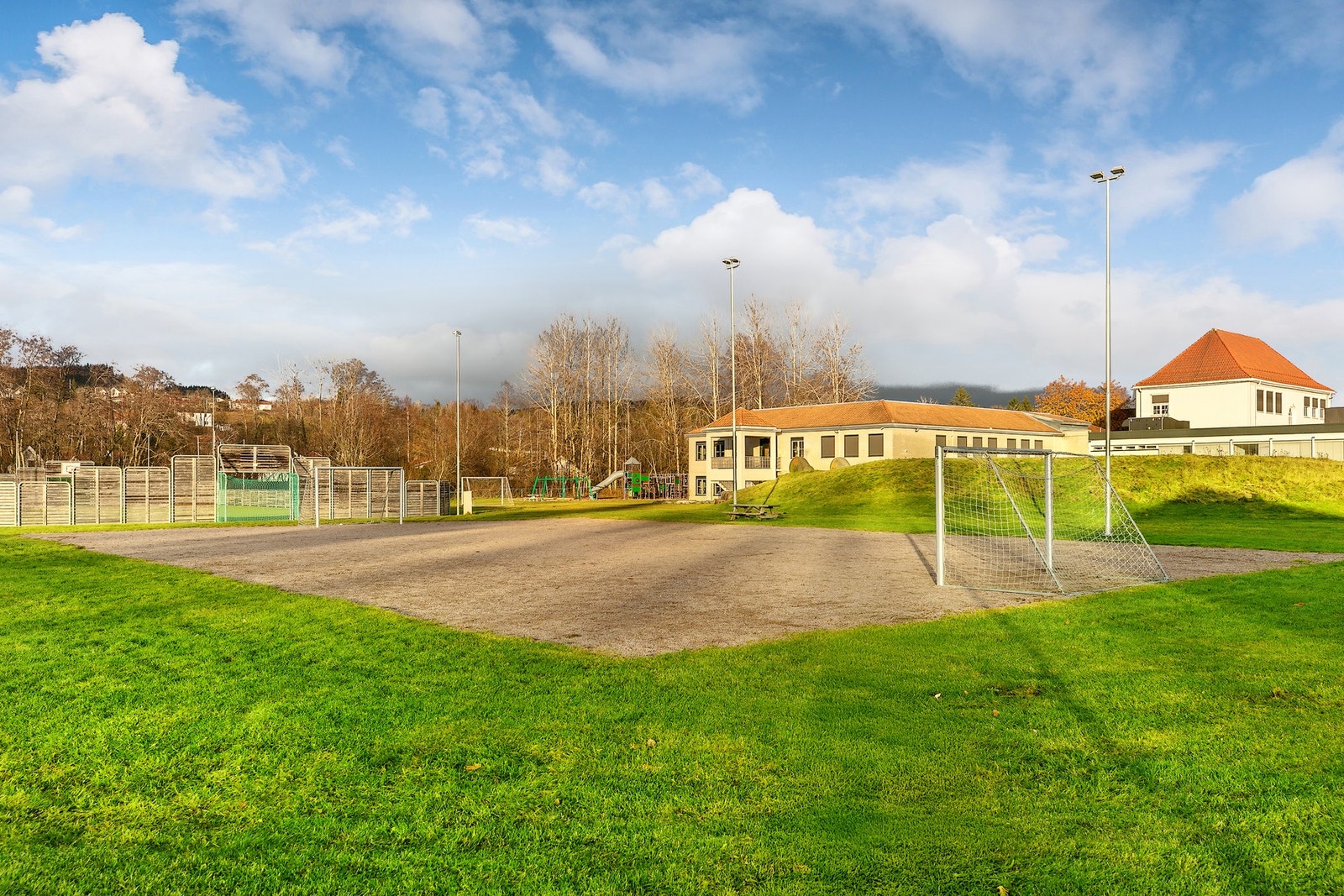 Det er fotballfelt og flott aktivitetsfelt og multibane ved Heia skole. Galleribilde