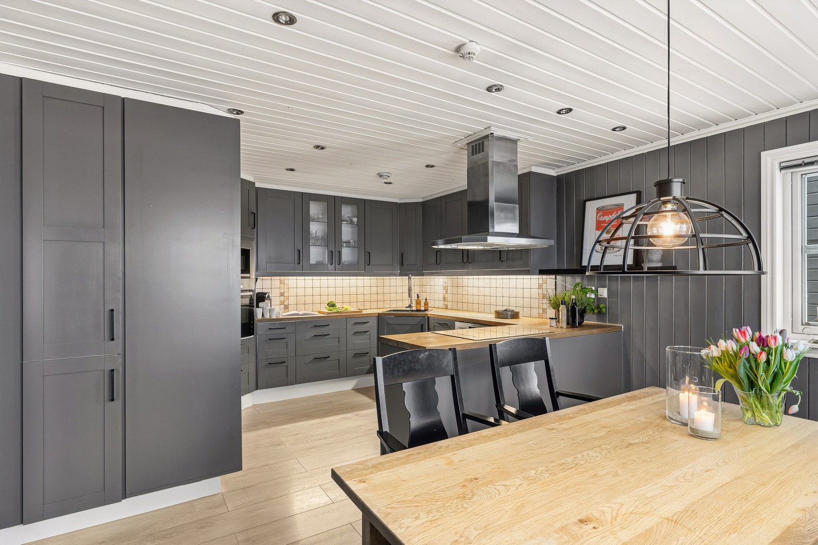 Benkeplate i heltre-eik og profilerte fronter. Galleribilde