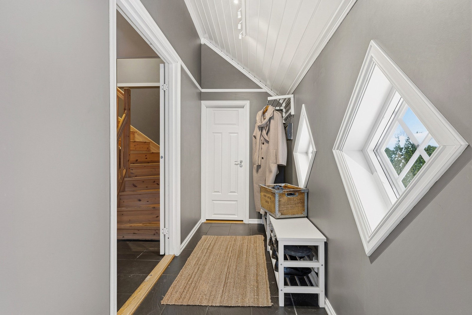 Fin og romslig entré med adkomst til bodrom, som igjen har utgang til terrasse. Galleribilde