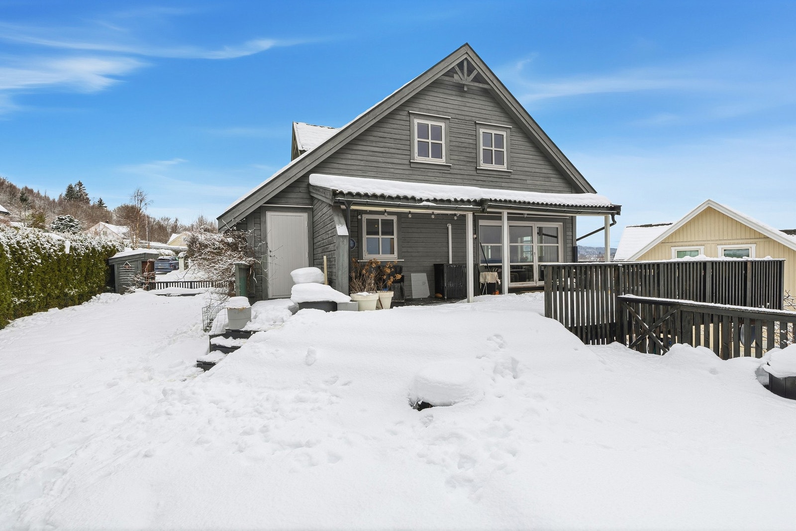 Eindommen er avgrenset med tett hekk og gjerde mot adkomstvei og nabotomter. Galleribilde