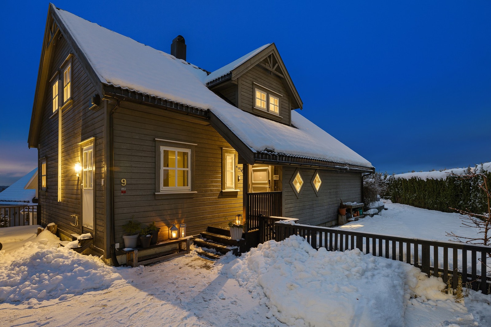 Eiendommen inkluderer flotte uteplasser. Galleribilde