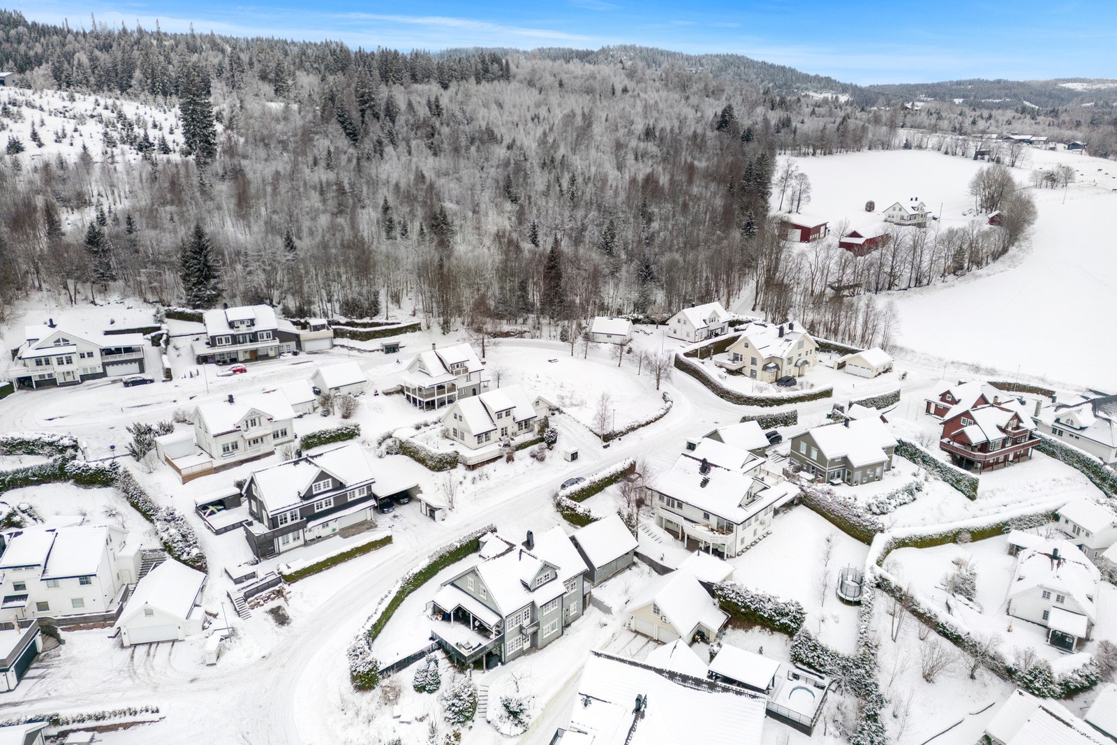 Boligen ligger i et hyggelig boligområde med lite trafikk, og byr på usjenerte uteplasser med gode solforhold og fin utsikt mot nærområdet. Galleribilde