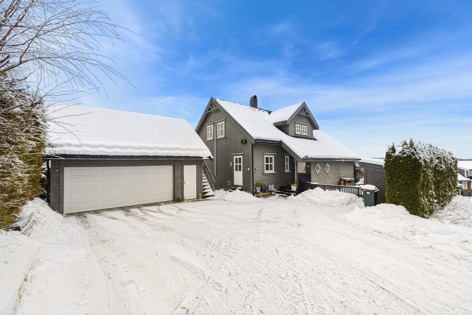 Med boligen følger parkering i egen oppkjørsel og tilgang til dobbel garasje med hems. Galleribilde