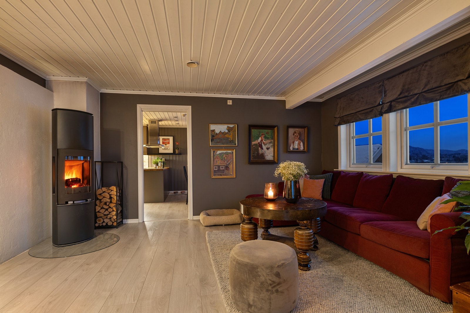 Fra stuen har du tilgang til kjøkken- og spiseavdelingen. Sjarmerende peisovn i stuesonen. Galleribilde