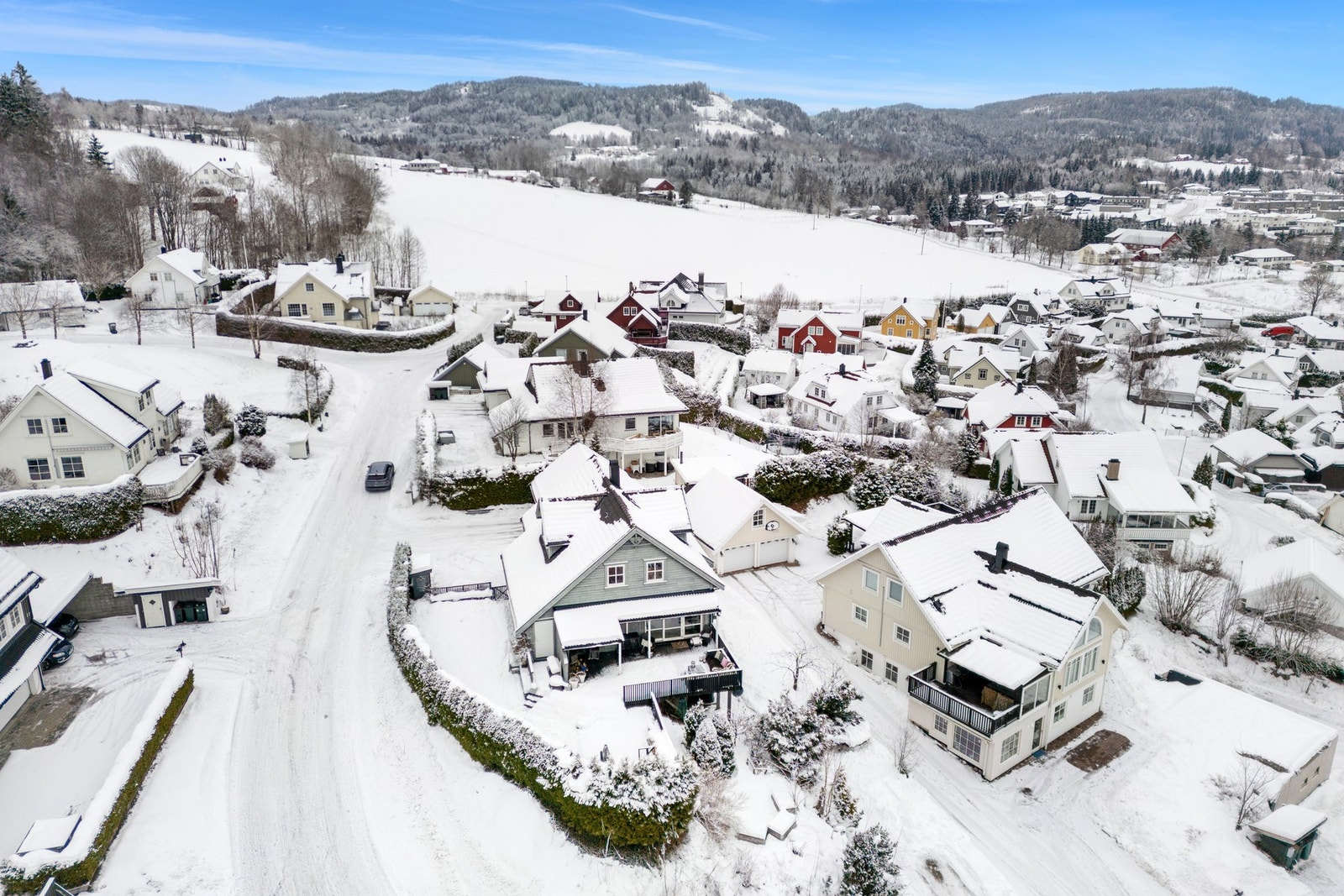 Her bor du tilbaketrukket, men samtidig med enkel tilgang til daglige servicetilbud, skoler, barnehager og offentlig kommunikasjon. Galleribilde