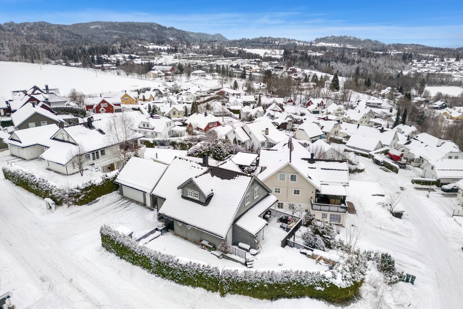 Fine uteplasser rundt huset. Egen inngang i utleiedel i underetasjen. Galleribilde