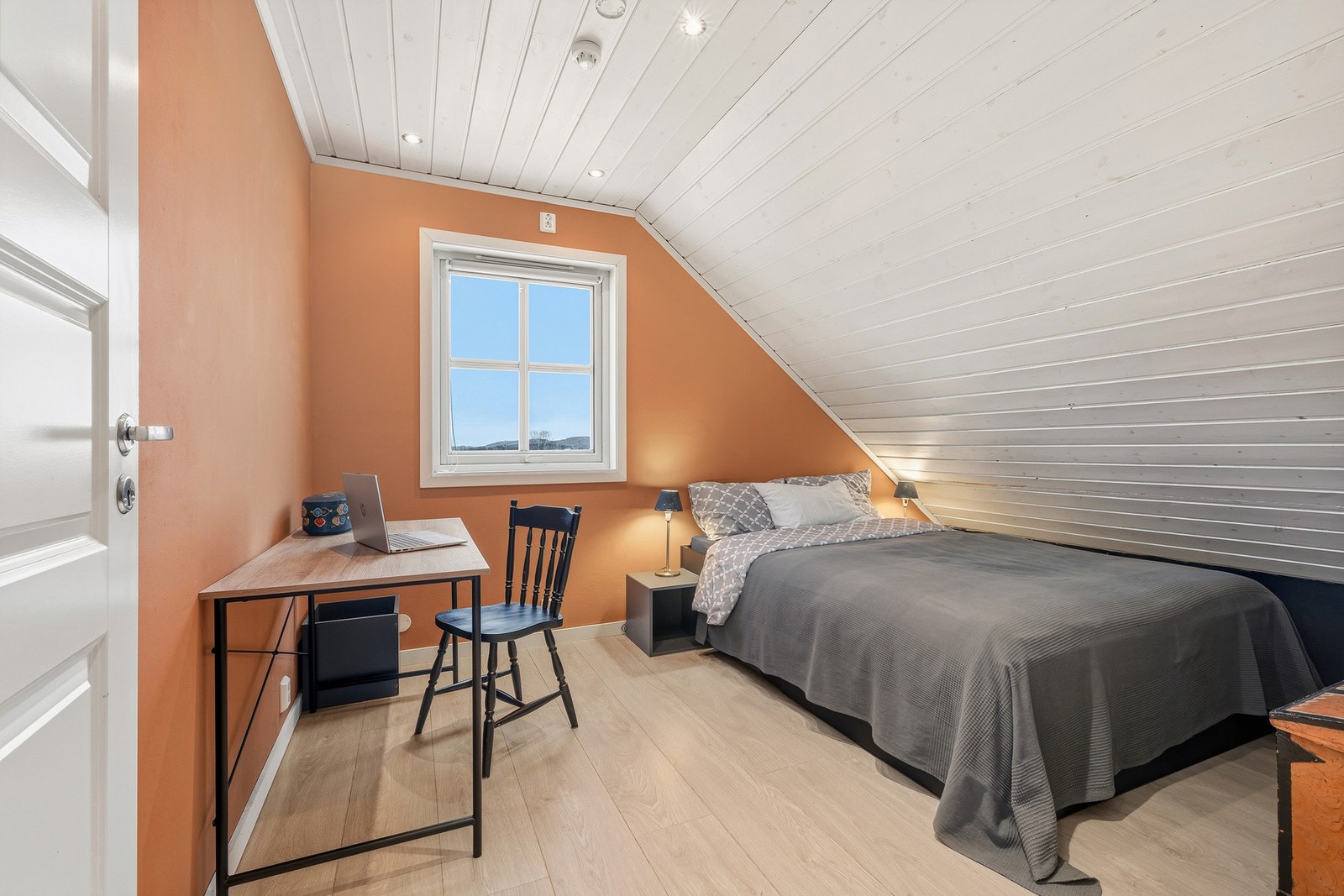 Soverom 4 passer fint for innredning med enkeltseng, skrivepult og diverse oppbevaringsmøbel. Galleribilde