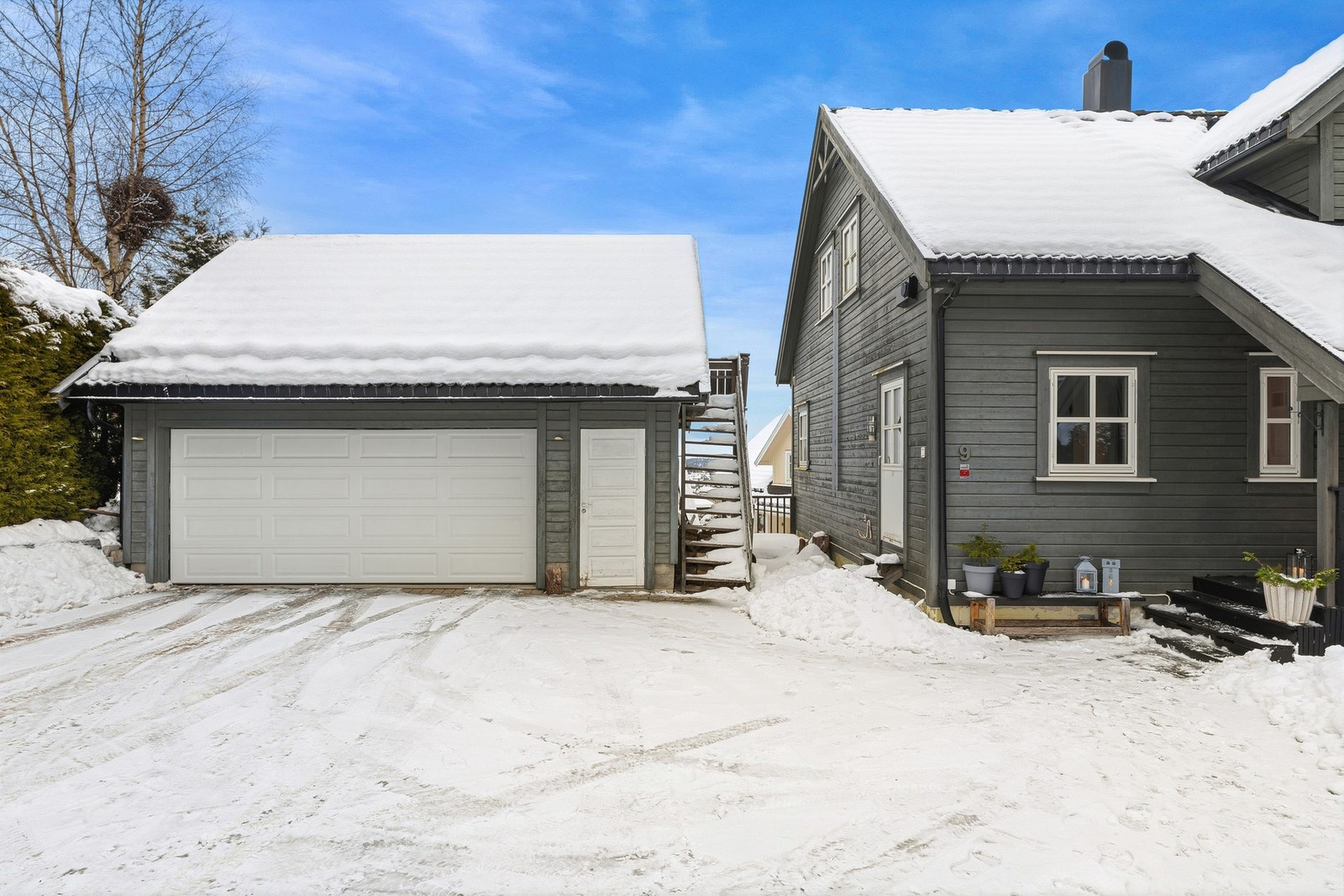 Det er utvendig trappeløp til hems. Galleribilde