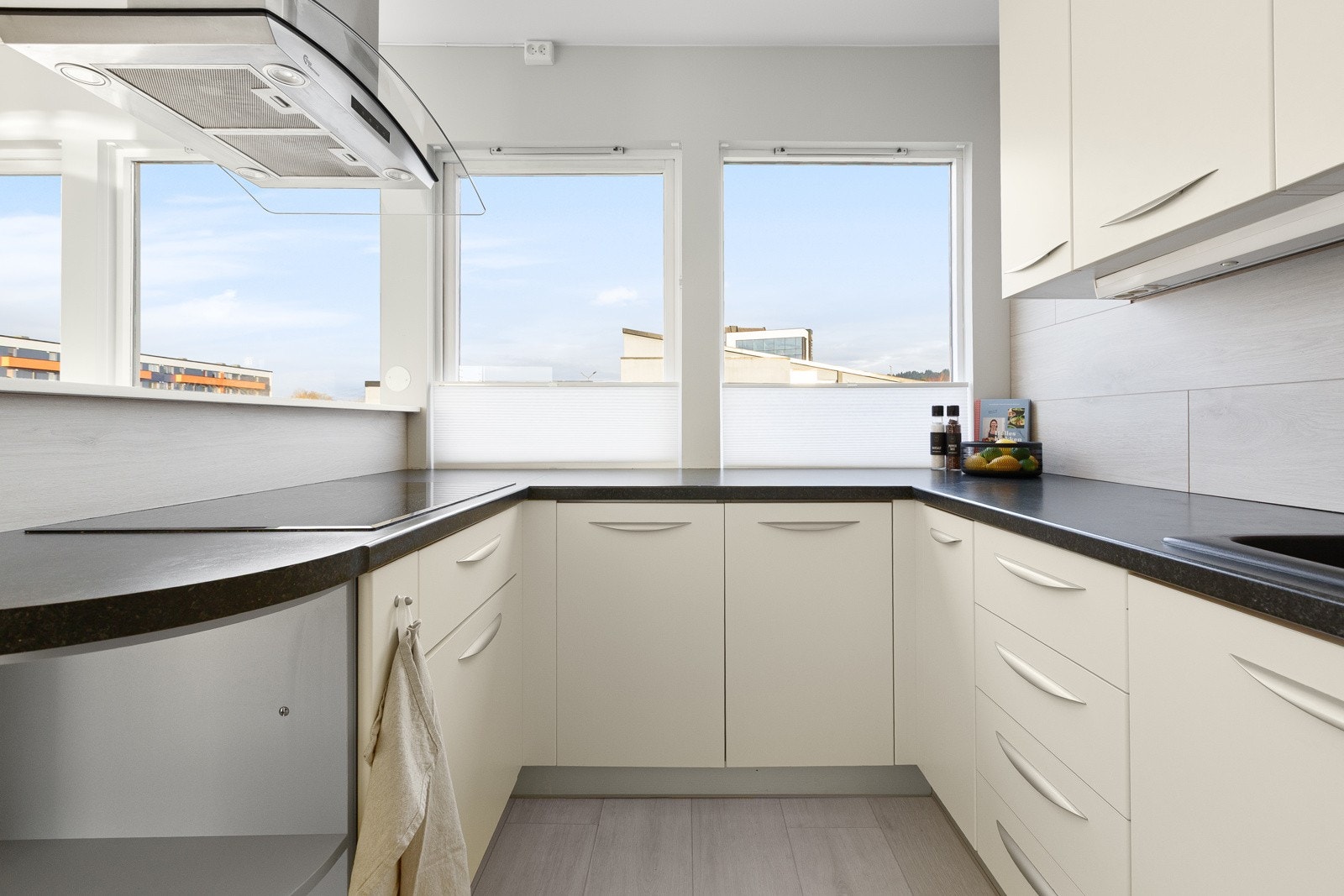 Godt med skap og benkeplass! Galleribilde