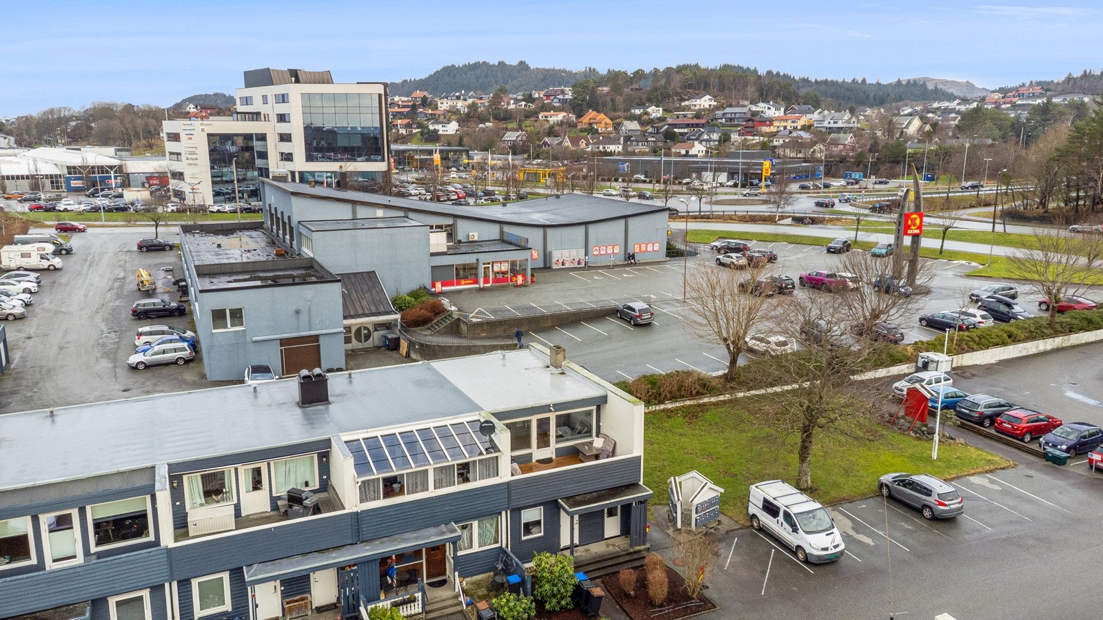 Nærhet til flere matbutikker, like utenfor døren din! Galleribilde