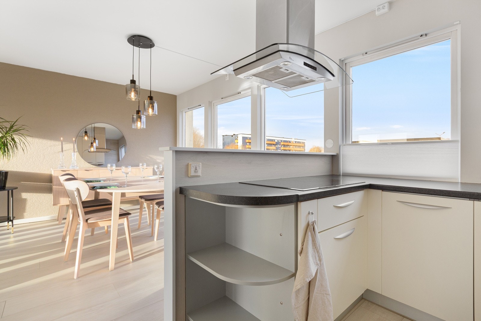 Åpen løsning fra spisestue til kjøkken! Galleribilde