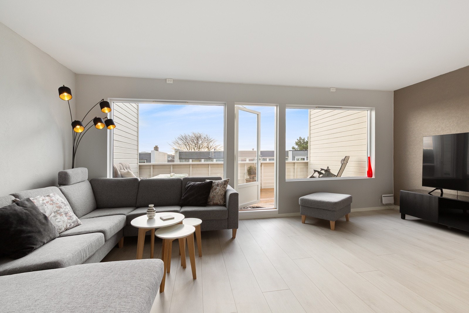 Utgang til en kjekk uteplass fra stuen. Galleribilde