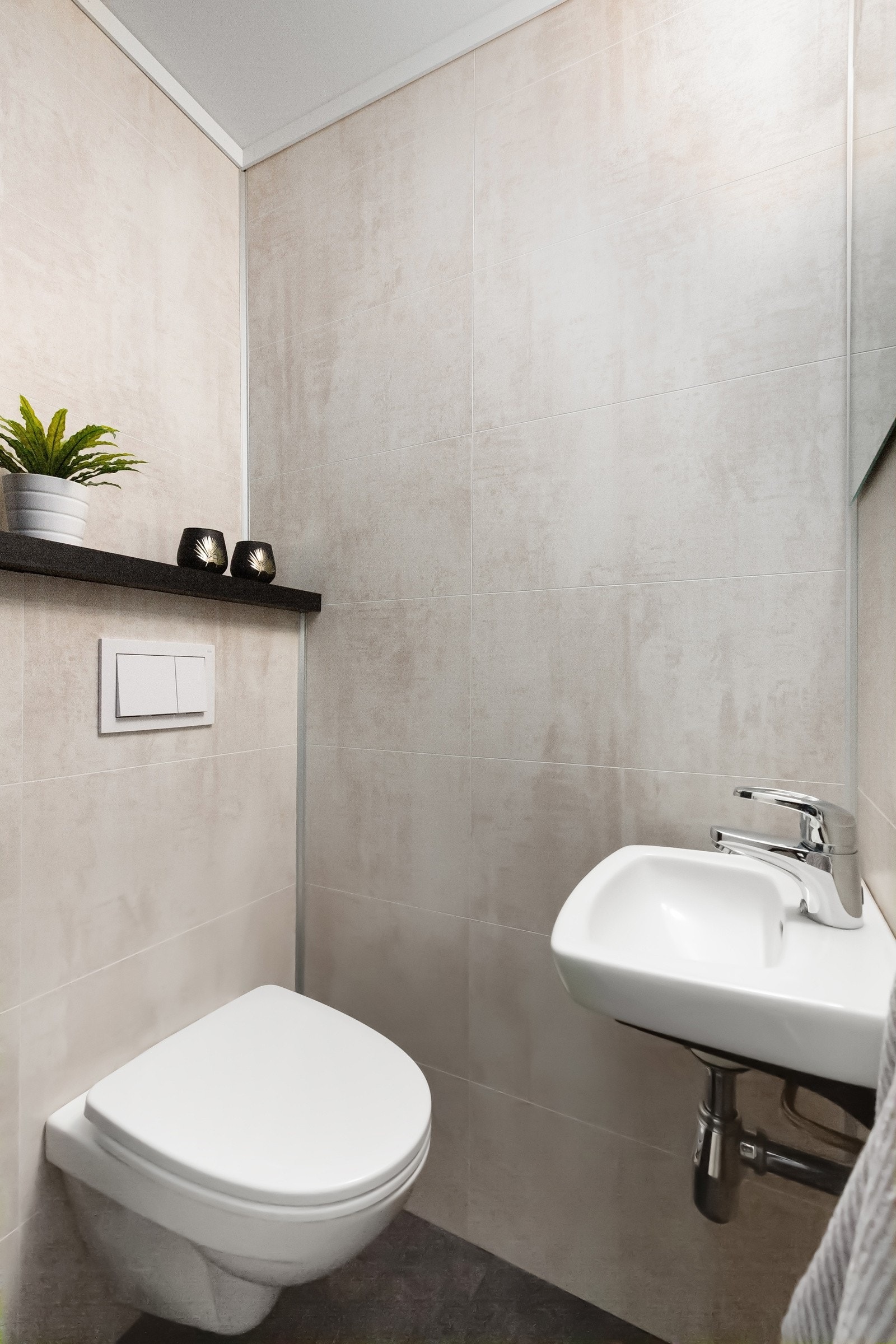 Ekstra toalett i gangen, perfekt om en bor flere i hus eller har gjester på besøk. Galleribilde