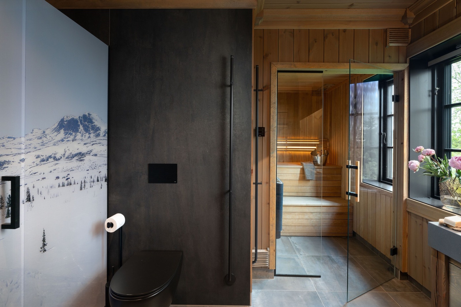 Moderne bad med tilhørende badstue - perfekt for avslapning. Galleribilde