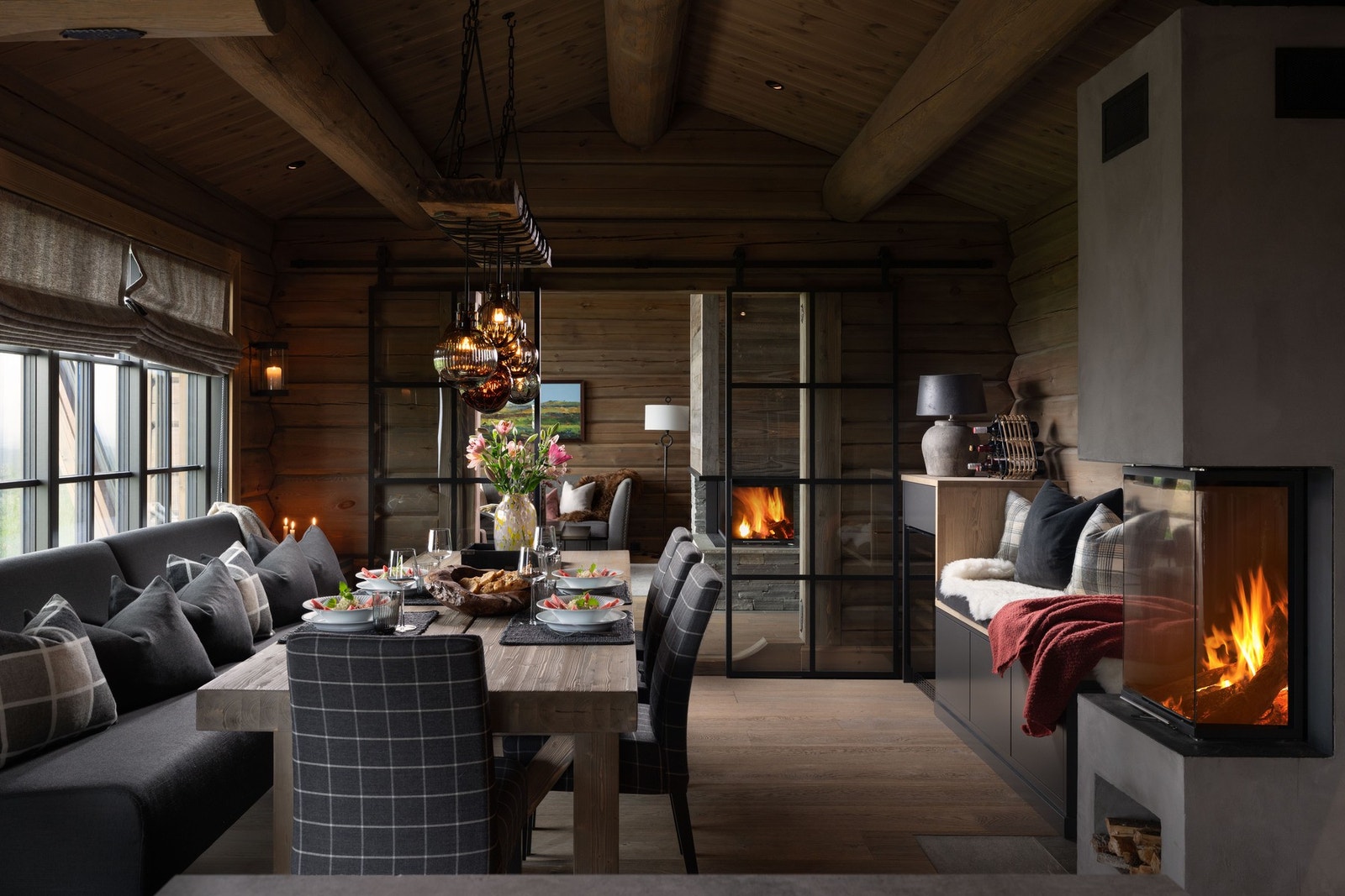 Romslig spisestue med plass til hele familien. Galleribilde