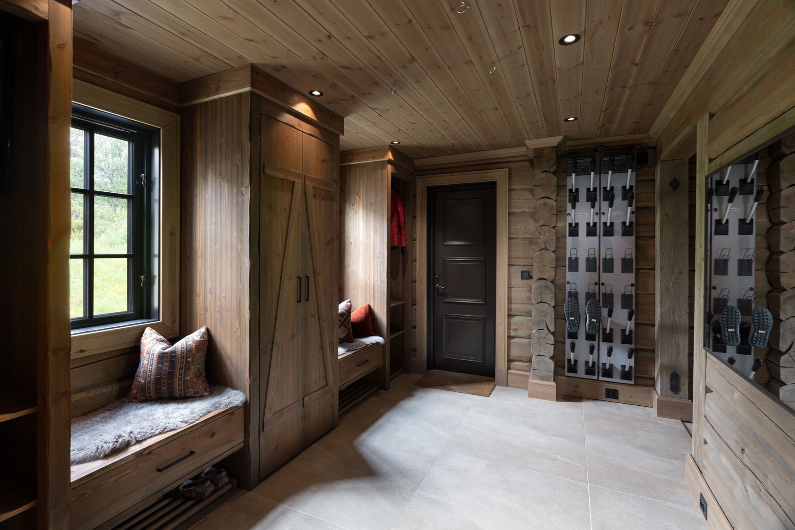 Egen inngang fra utsiden og inn til dette unike rommet med lagringsplass og egen skotørker. Galleribilde