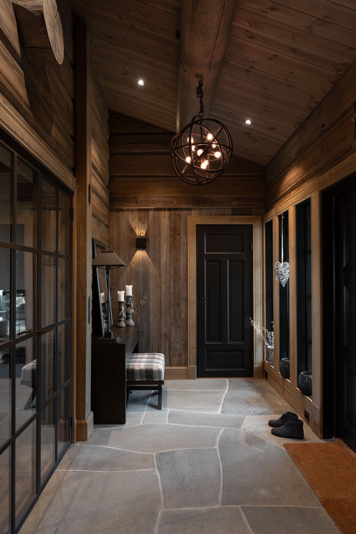 Vf/entre med dør inn til bad i enden av gangen. Galleribilde