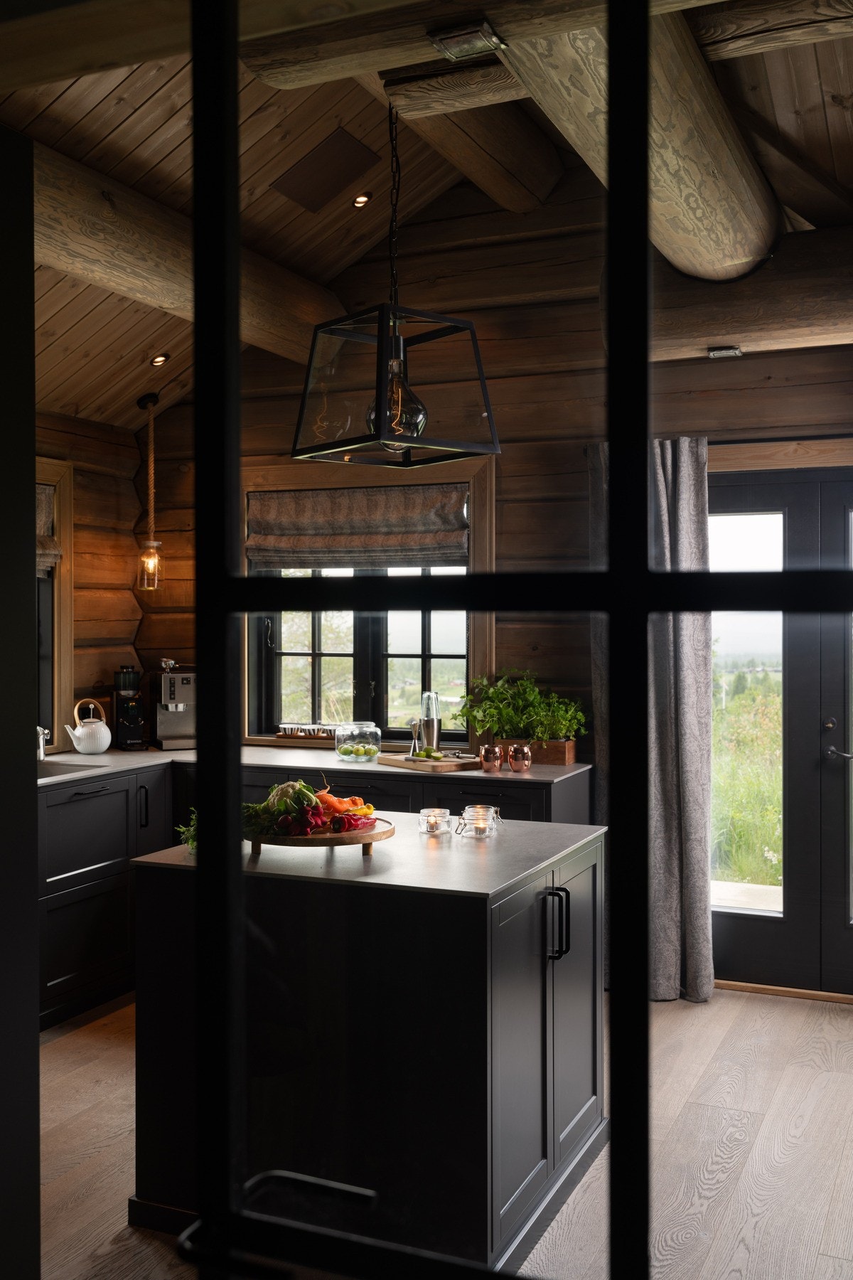 Stilfulle smijernsdører med glass fra vf/entre og inn mot et stort og nydelig kjøkken. Galleribilde