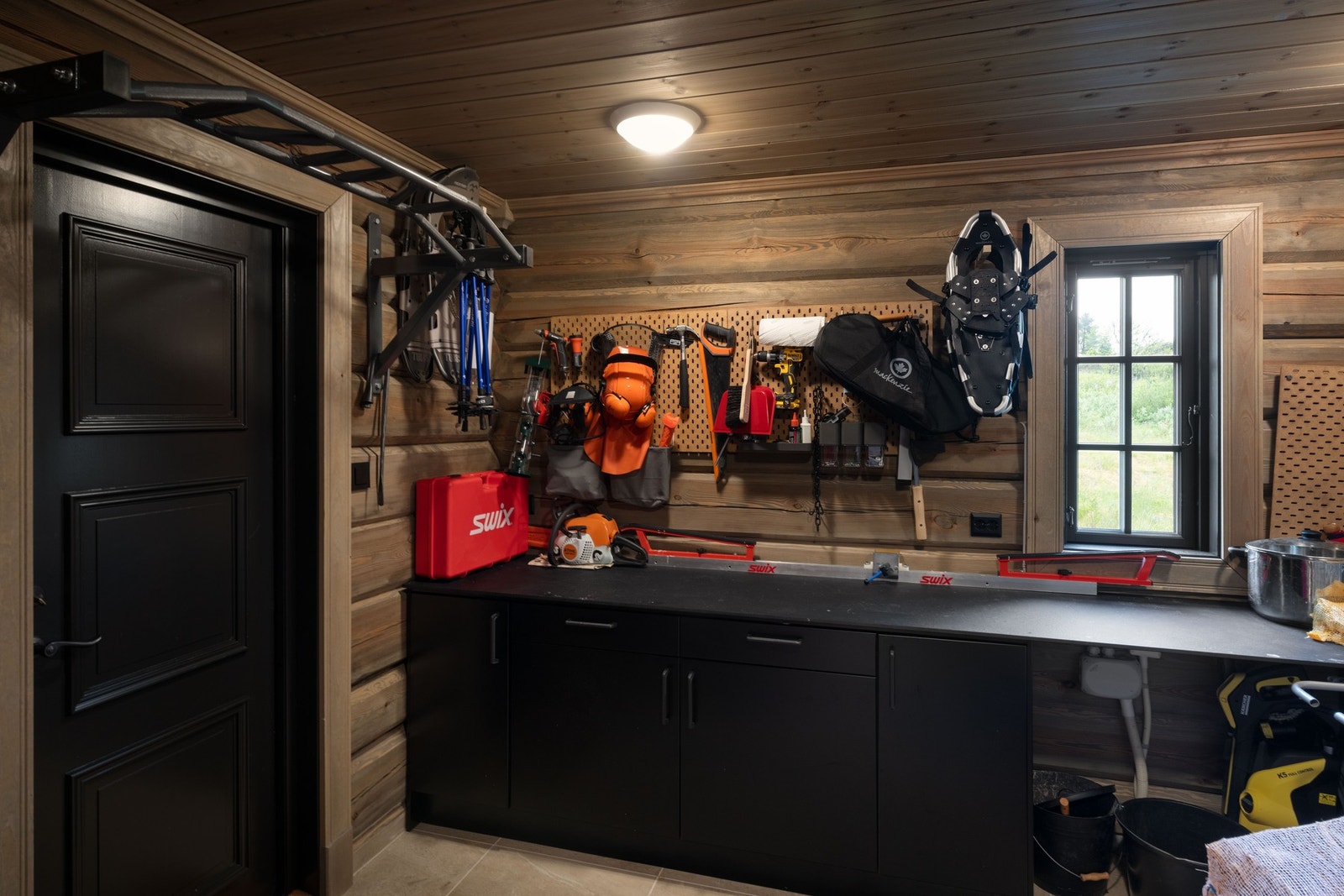 Praktisk bod med god plass til oppbevaring og klargjøring av ski og annet fritidsutstyr. Galleribilde