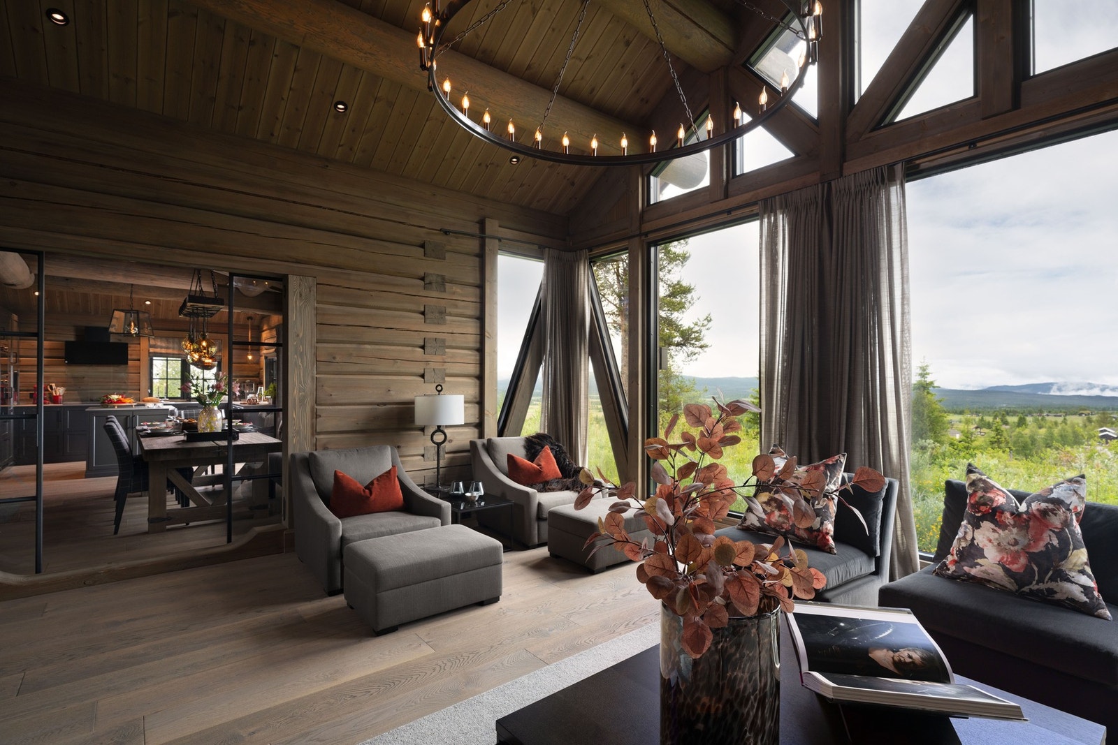 Takhøyden og de store vindusflatene gir en god og luftig romfølelse. Galleribilde