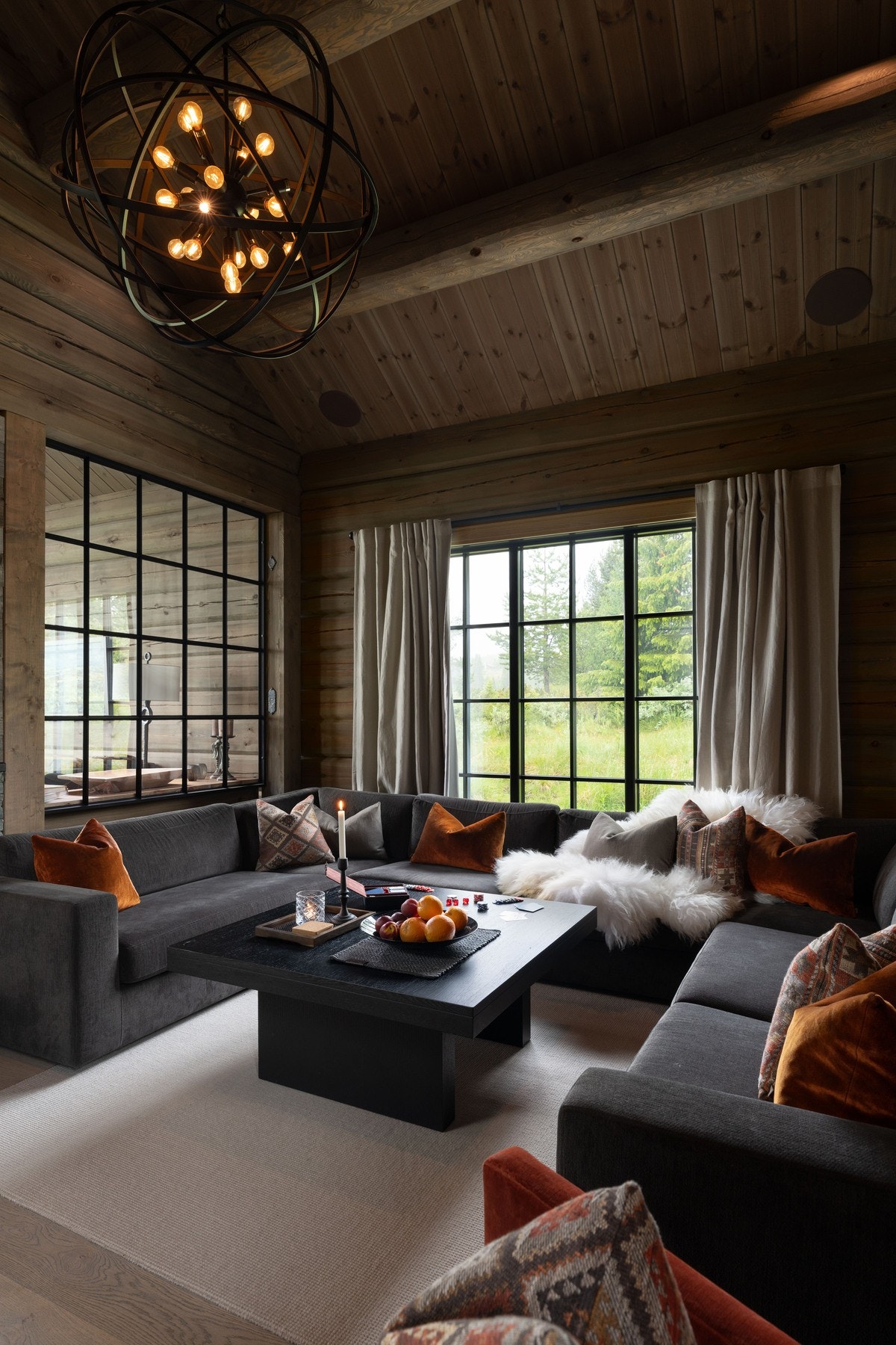 Gjennomtenkte løsninger og koselige soner gjennom hele hytta. Galleribilde