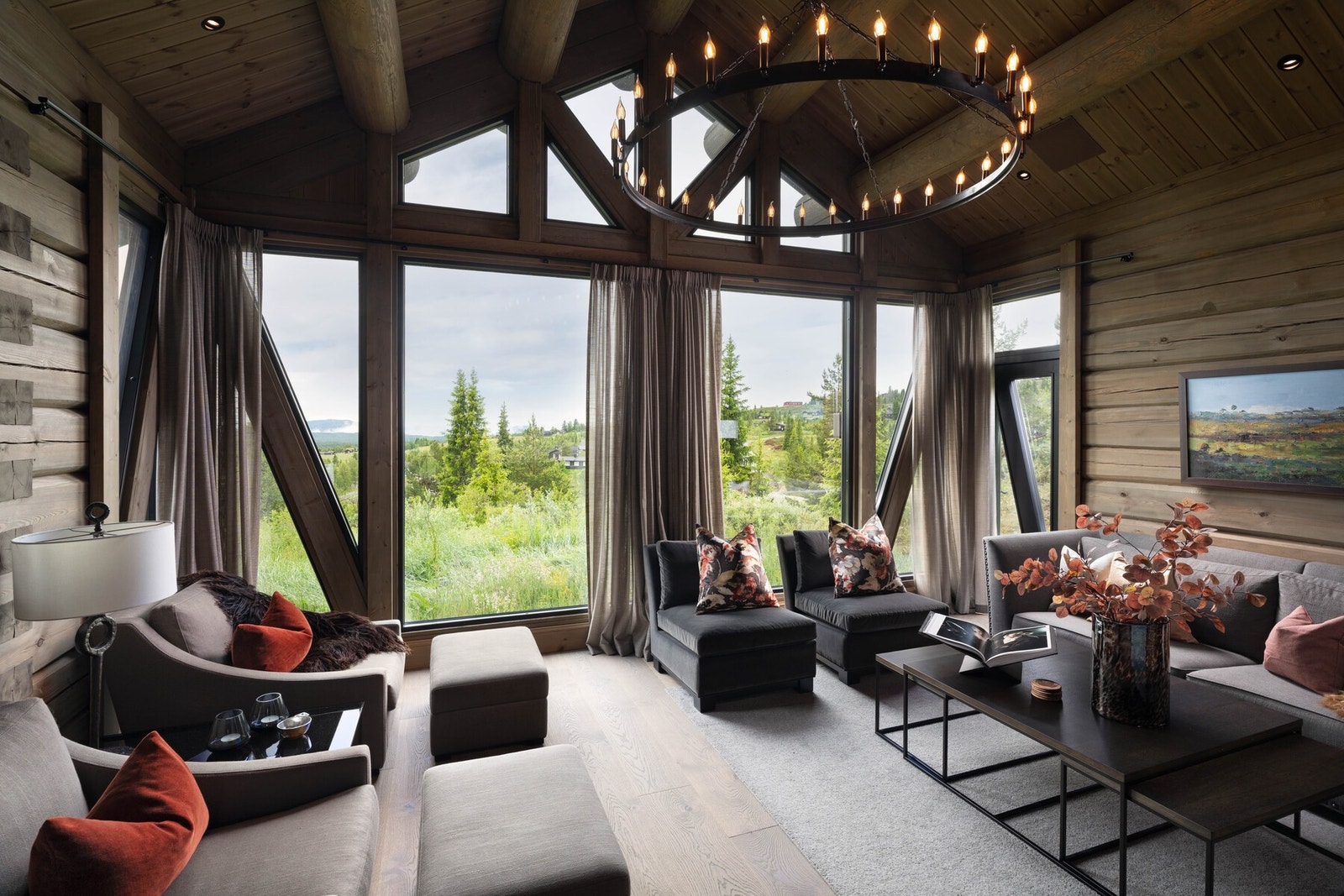 Lys og luftig stue med store vinduer og god takhøyde. Galleribilde