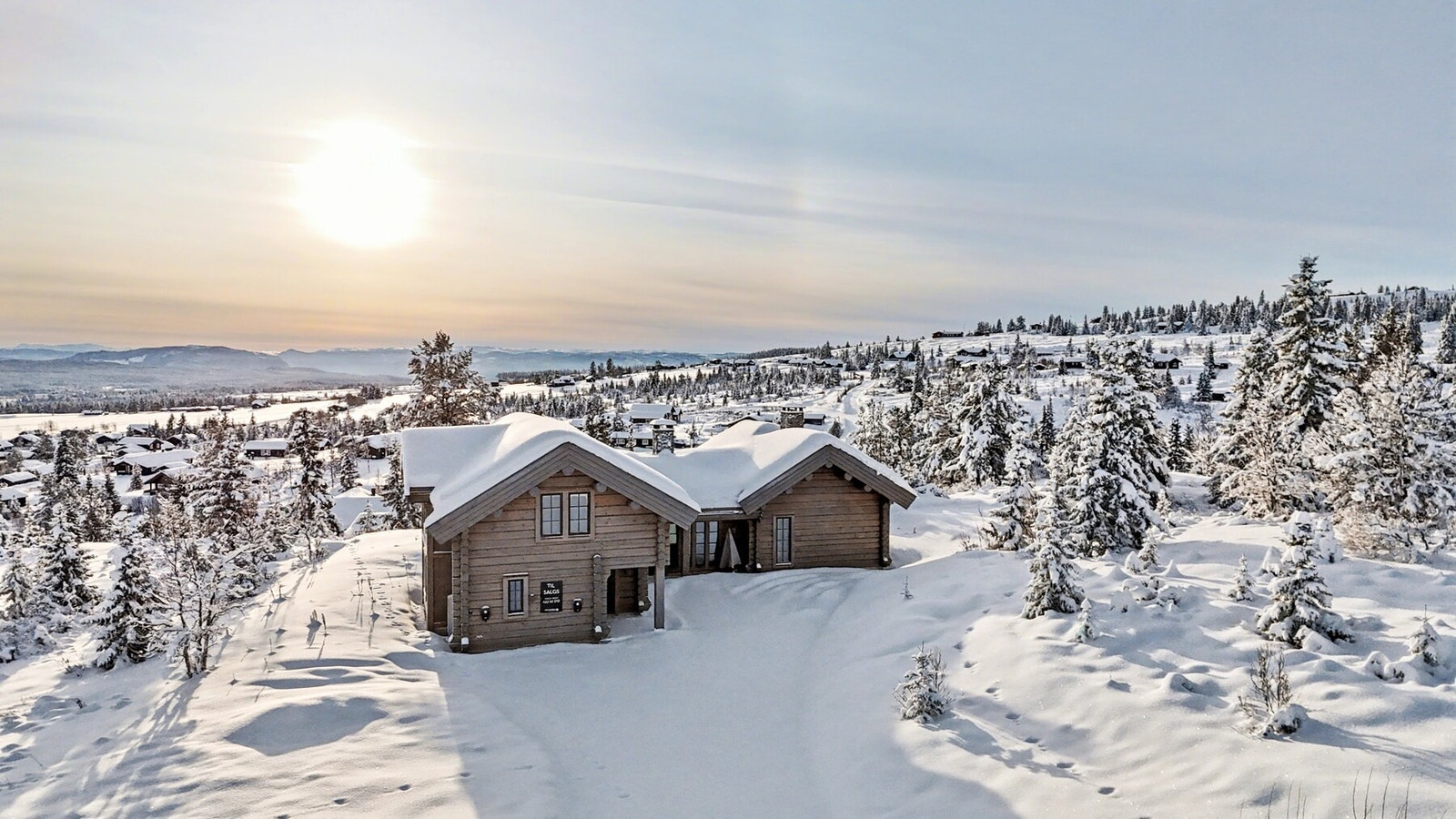 Hytta ligger usjenert til med flott uteplass og nærhet til natur. Galleribilde