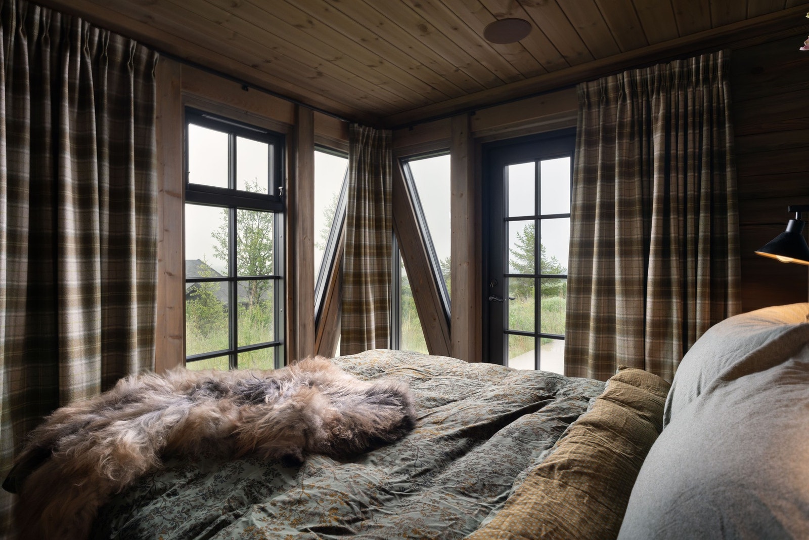 Fra sengen på hovedsoverom har du direkte utsyn mot naturen. Galleribilde
