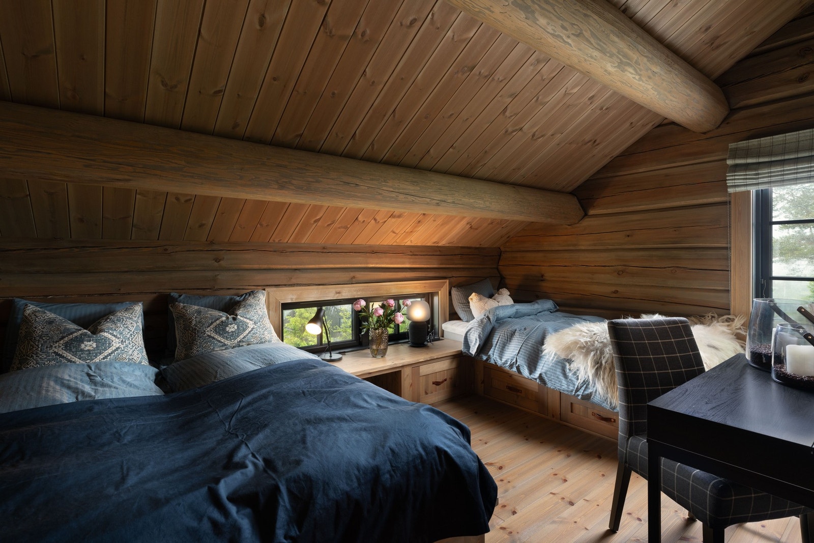 Trivelig soverom med lune materialvalg og plass til flere. Galleribilde