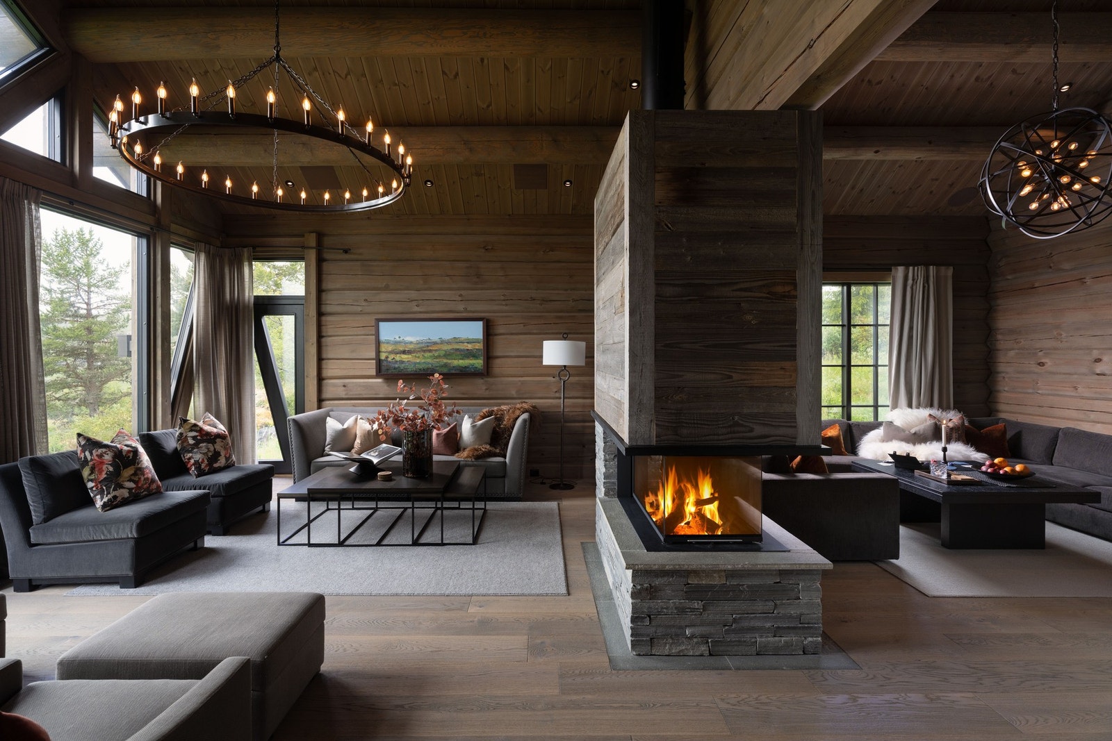 Peisen skaper en lun og koselig atmosfære, og deler stuen inn i to hyggelige oppholdssoner. Galleribilde