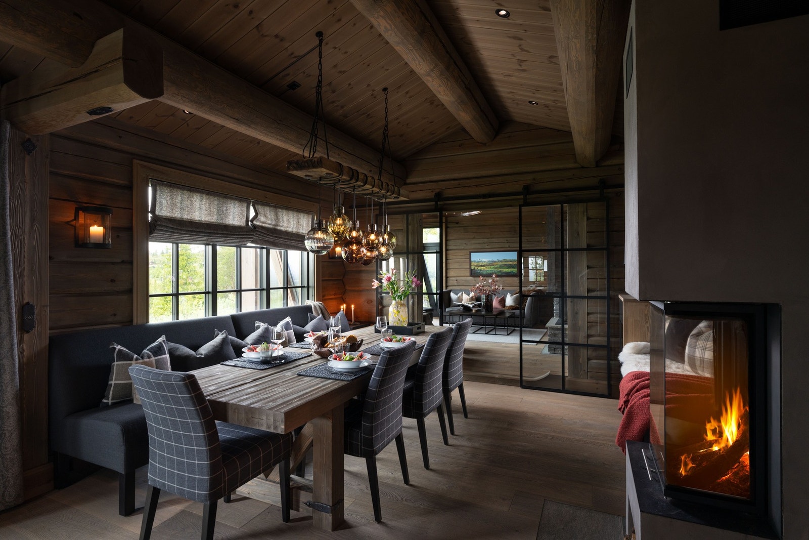 Glassdører mellom stue og spisestue. Galleribilde