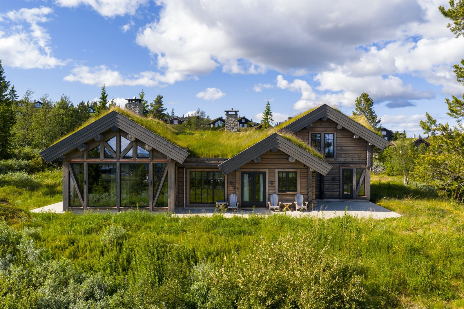 Sommerbilde av den flotte fritidseiendommen, idyllisk beliggende i naturskjønne omgivelser på Golsfjellet. Galleribilde