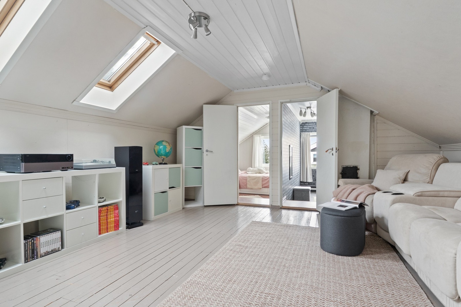 Romslig loftstue. Galleribilde