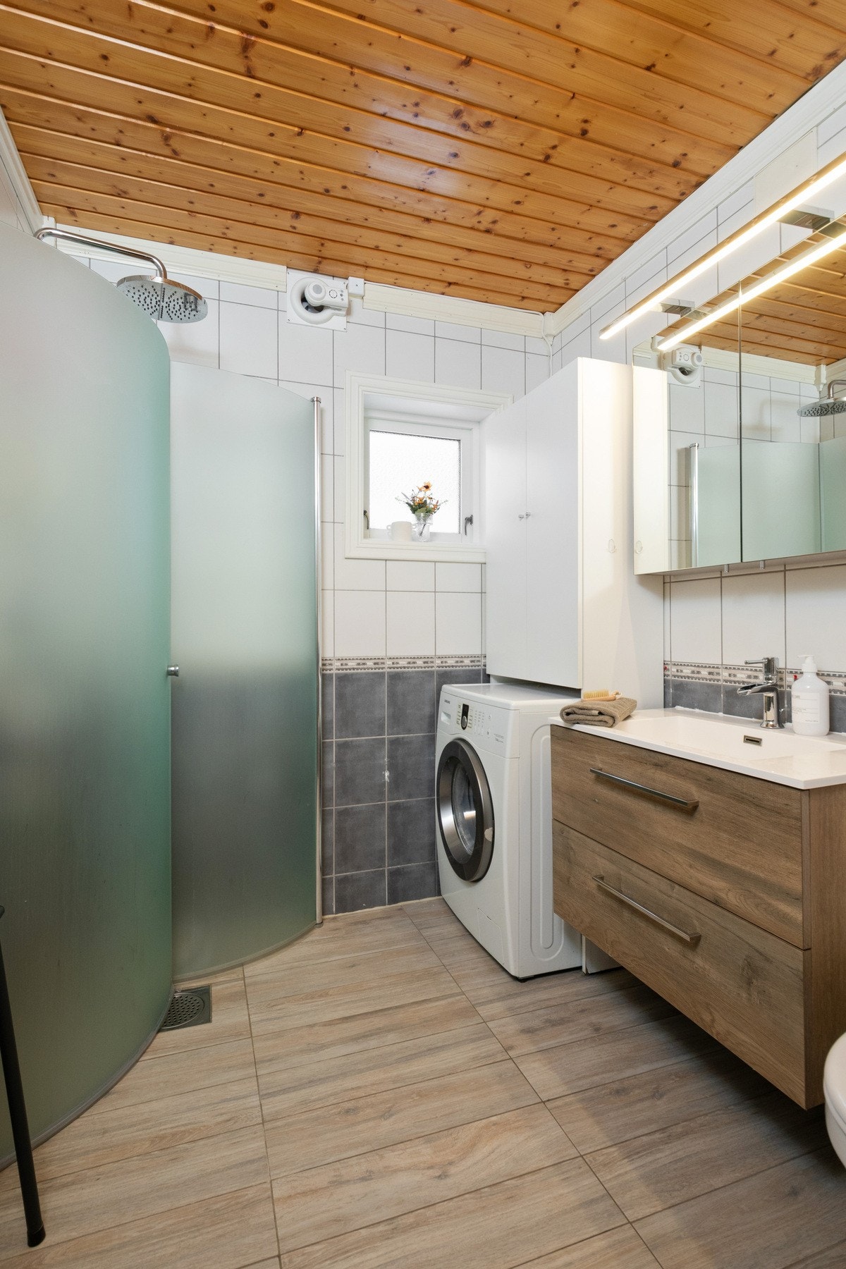 Lyst flislagt bad med varmekabler Galleribilde