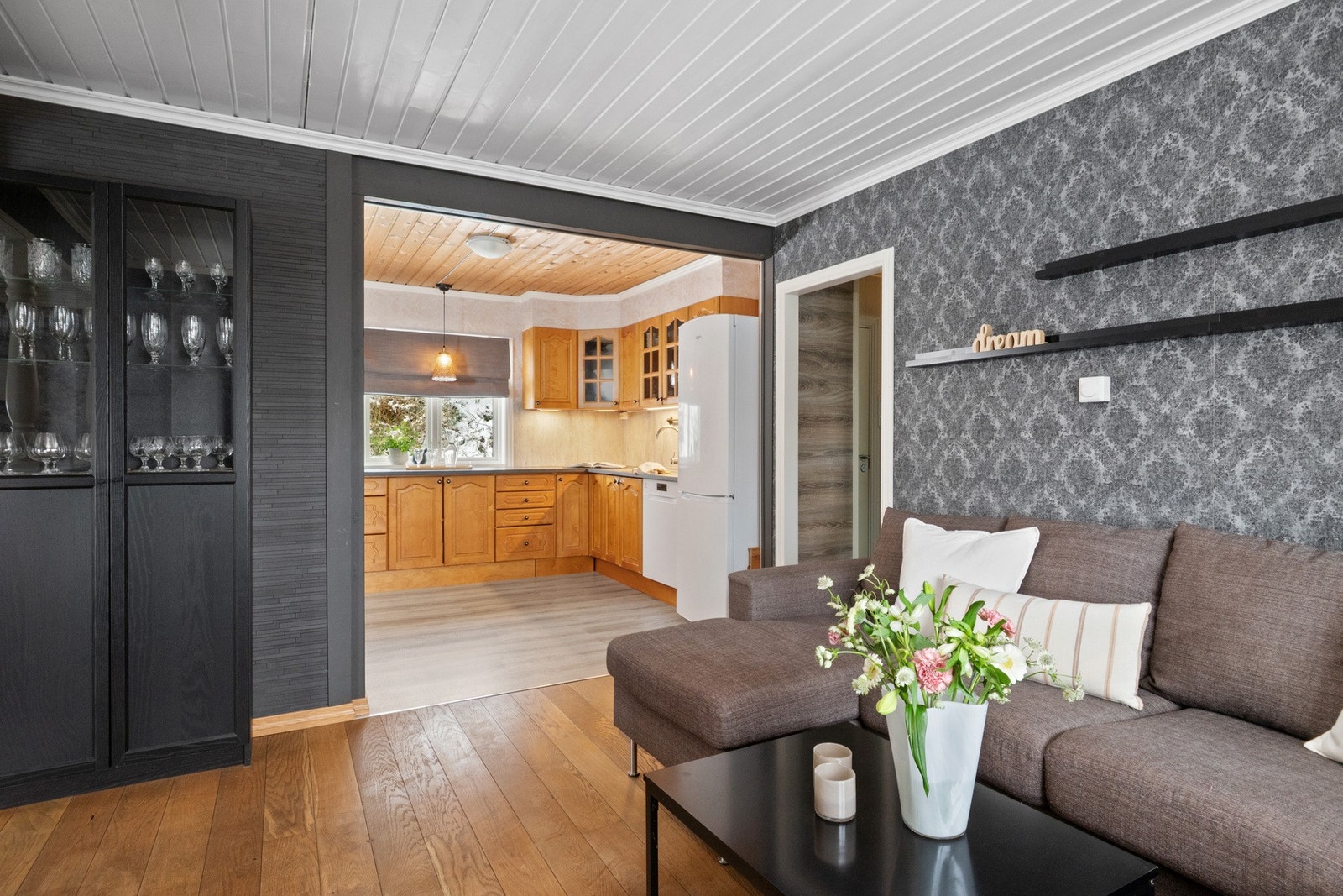 Fra stuerommet har du direkte inngang til kjøkken Galleribilde