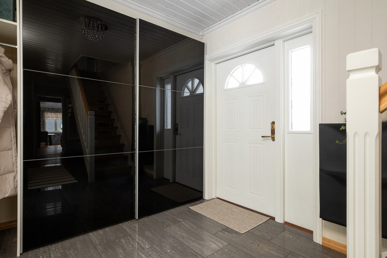 Eiendommens entre byr på god oppbevaringsplass i skyvedørsgarderobe. Galleribilde