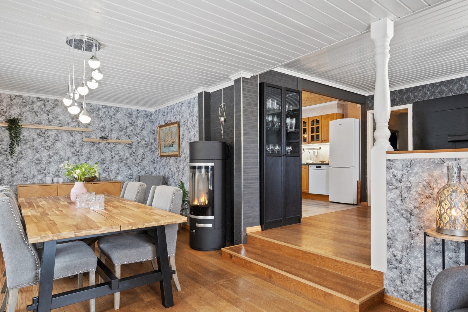 Moderne og innbydende spisestue med peis Galleribilde