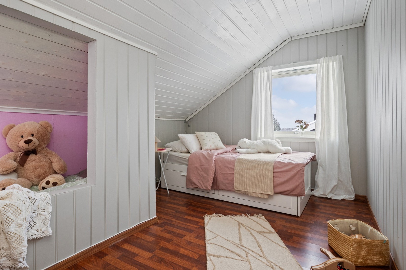 Lyst og klassisk soverom i 2. etg. Galleribilde