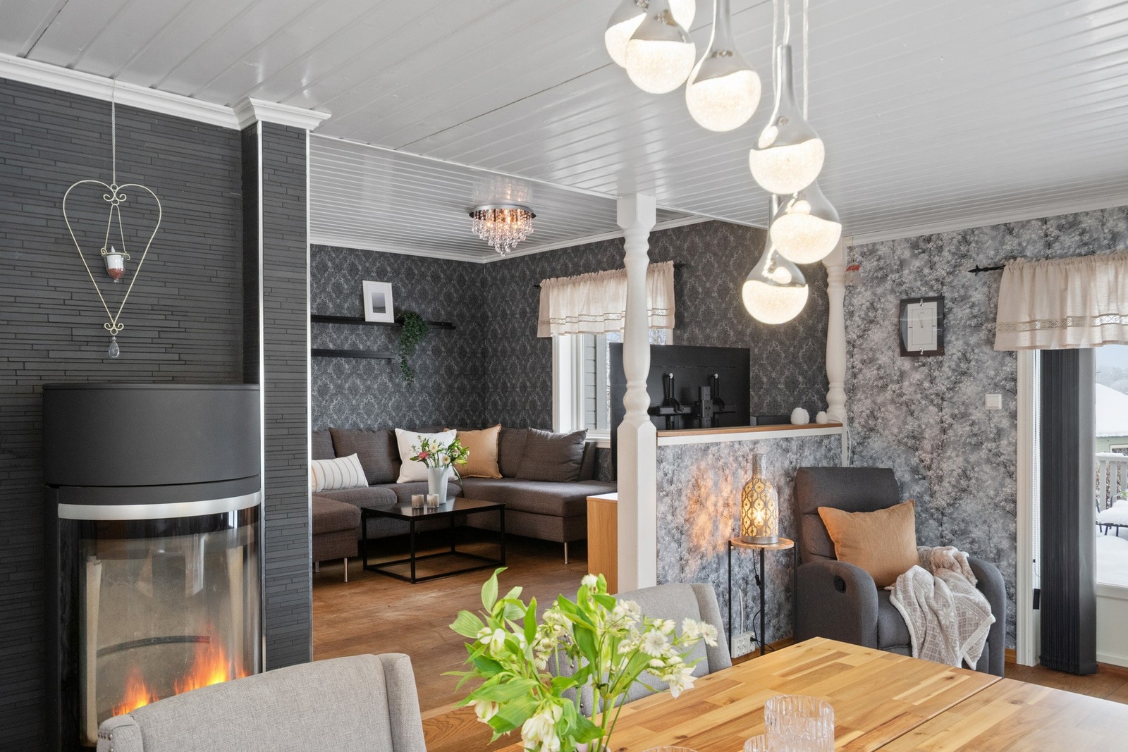 Det er åpen løsning fra spisestue til stue Galleribilde